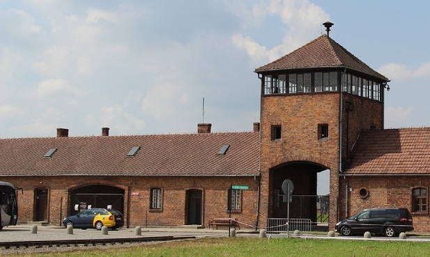 Droga krzyżowa w byłym obozie Auschwitz II-Birkenau
