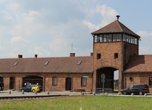 Droga krzyżowa w byłym obozie Auschwitz II-Birkenau