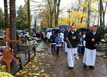 Procesja przeszła spod kościoła Wszystkich Świętych pod krzyż katyński na cmentarzu Agrykola. 