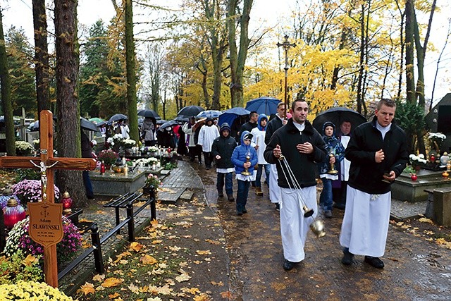 Procesja przeszła spod kościoła Wszystkich Świętych pod krzyż katyński na cmentarzu Agrykola. 
