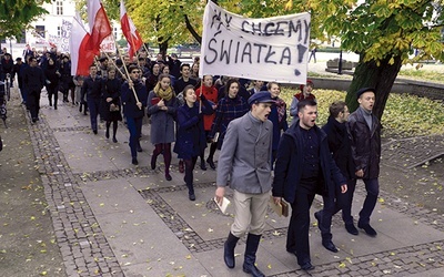 Protestujący przeszli  przez centrum miasta pod dom Kazimierza Kiełczewskiego, prezydenta Radomia, i pod elektrownię.