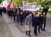Protestujący przeszli  przez centrum miasta pod dom Kazimierza Kiełczewskiego, prezydenta Radomia, i pod elektrownię.