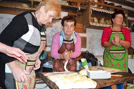 „Sidzianki” z zapałem przygotowują ciasto na kluski i pierogi.