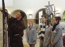 Pantomima młodych o św. Maksymilianie.