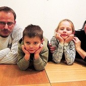 Roman i Iza Kwiatkowscy ze swoimi najmłodszymi dziećmi – Madzią i Karolem.