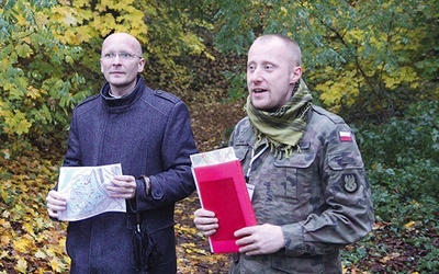 Roland Semik (od prawej) i ks. Rafał Mocny opowiadają o słubickim cmentarzu.