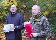 Roland Semik (od prawej) i ks. Rafał Mocny opowiadają o słubickim cmentarzu.