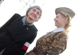 W otwarciu ronda im. Batalionu „Zośka” w Głogowie uczestniczyła Maria Urbaniec-Downarowicz ps. „Myszka”, która byłą łączniczką batalionu „Zośka”.