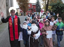 W Bytomiu Odrzańskim Pochód Wszystkich Świętych odbył się po raz pierwszy. – Chcemy dzieciom ułatwić zrozumienie tajemnicy świętych obcowania. Przecież każdy ma swojego świętego patrona, z którym może się identyfikować – wyjaśnia wikariusz ks. Michał Gławdel.