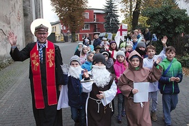 W Bytomiu Odrzańskim Pochód Wszystkich Świętych odbył się po raz pierwszy. – Chcemy dzieciom ułatwić zrozumienie tajemnicy świętych obcowania. Przecież każdy ma swojego świętego patrona, z którym może się identyfikować – wyjaśnia wikariusz ks. Michał Gławdel.