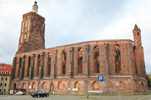 Ruiny późnogotyckiego kościoła farnego  pw. Świętej Trójcy  w Gubinie.