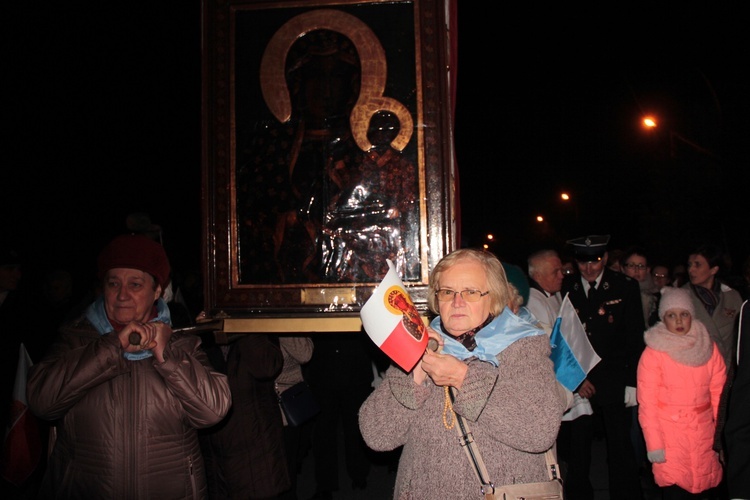 Powitanie ikony MB Częstochowskiej w parafii Niepokalanego Serca NMP w Skierniewicach