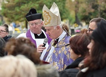Biskup Ignacy w czasie procesji na cmentarzu świdnickim.