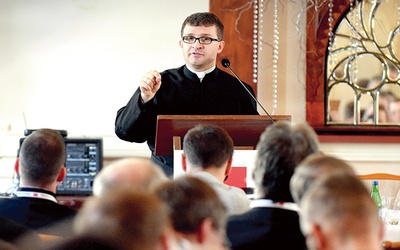 Ks. Krzysztof Kralka, mówiąc do kapłanów, opowiadał  o swoim nawróceniu.