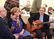 Ksiądz Romuald Brudnowski (z gitarą). Z lewej o. Mirosław Grakowicz, obok Małgorzata Wawrowska.