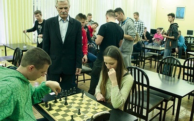 Marek Niedźwiecki uważnie śledził poczynania młodych szachistów. 