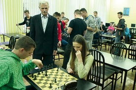 Marek Niedźwiecki uważnie śledził poczynania młodych szachistów. 