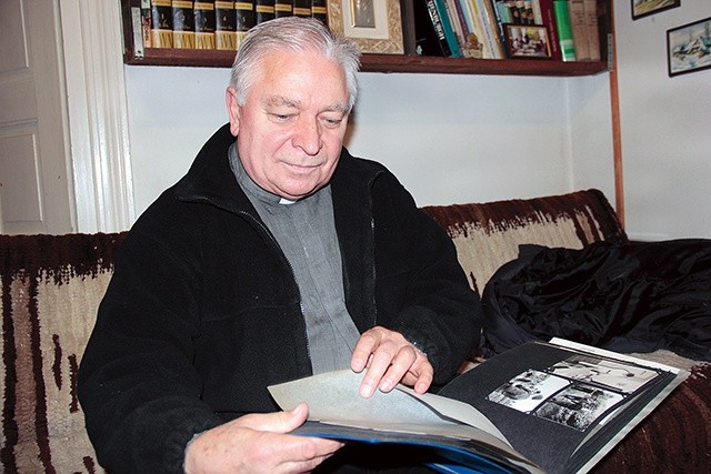Ksiądz Wiesław Wasiński nieraz przegląda fotografie, na których jest razem z błogosławionym ks. Jerzym Popiełuszką.