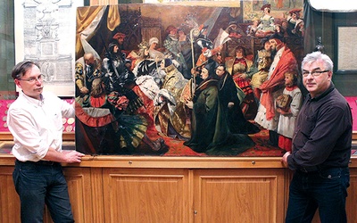 Ks. Andrzej Milewski, dyrektor Muzeum Diecezjalnego, i Szymon Zaremba, konserwator dzieł sztuki, prezentują odzyskany obraz.