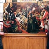Ks. Andrzej Milewski, dyrektor Muzeum Diecezjalnego, i Szymon Zaremba, konserwator dzieł sztuki, prezentują odzyskany obraz.