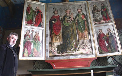 Ks. prob. Sylwester Suchoń pokazuje gotycki tryptyk z XV wieku.