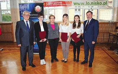 Nagrodzone uczennice wraz z fundatorami stypendiów  oraz dyrektorem niżańskiego LO.