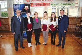 Nagrodzone uczennice wraz z fundatorami stypendiów  oraz dyrektorem niżańskiego LO.