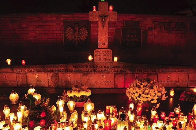 Na partyzanckiej mogile złożono znicze pamięci. 