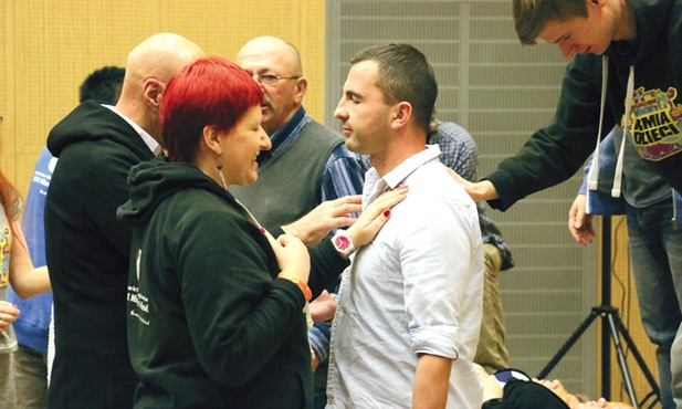 Modlitwa wstawiennicza pomaga w codziennym życiu.