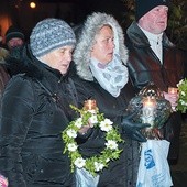 Ze zniczami i wiankami mieszkańcy Darłówka przyszli do portu.