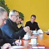Komisja przygotowawcza składa się z 14 osób. Jej obradom przewodniczy biskup diecezjalny.