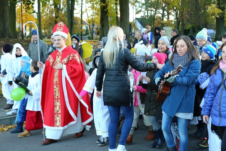 Marsz i bal w parafii Przemienienia Pańskiego w Drezdenku