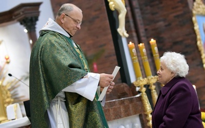 Nowa przełożona w procesji z darami przyniosła akt erygacyjny