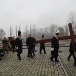 Z krzyżem przez były obóz zagłady Birkenau