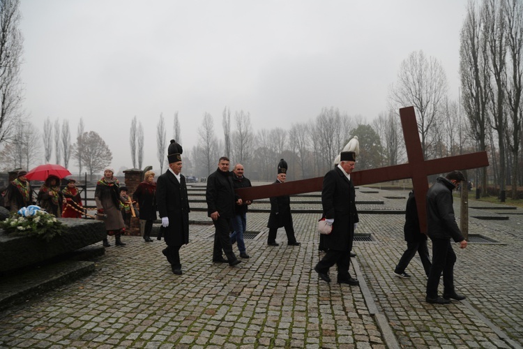 Z krzyżem przez były obóz zagłady Birkenau