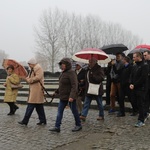 Z krzyżem przez były obóz zagłady Birkenau