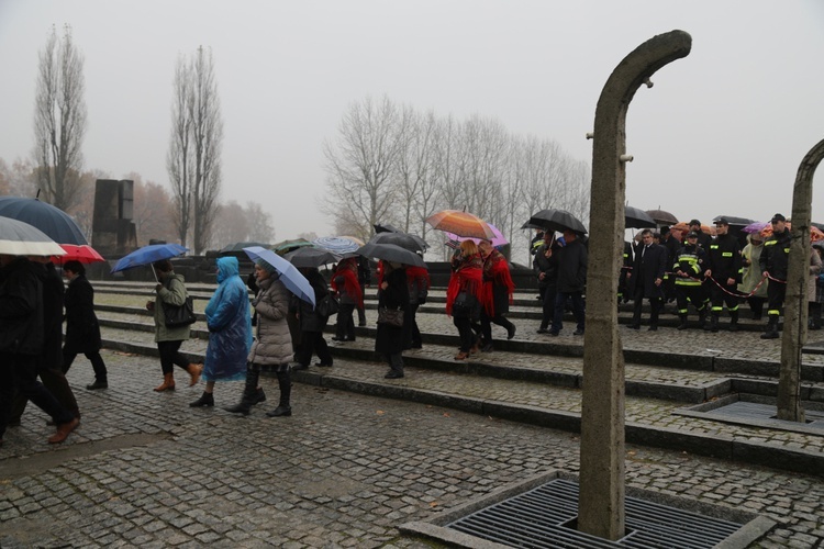 Z krzyżem przez były obóz zagłady Birkenau