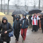 Z krzyżem przez były obóz zagłady Birkenau