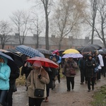 Z krzyżem przez były obóz zagłady Birkenau