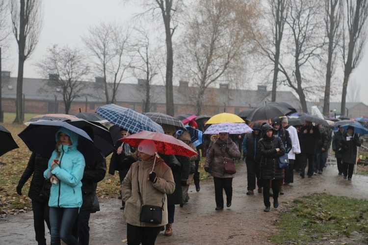 Z krzyżem przez były obóz zagłady Birkenau