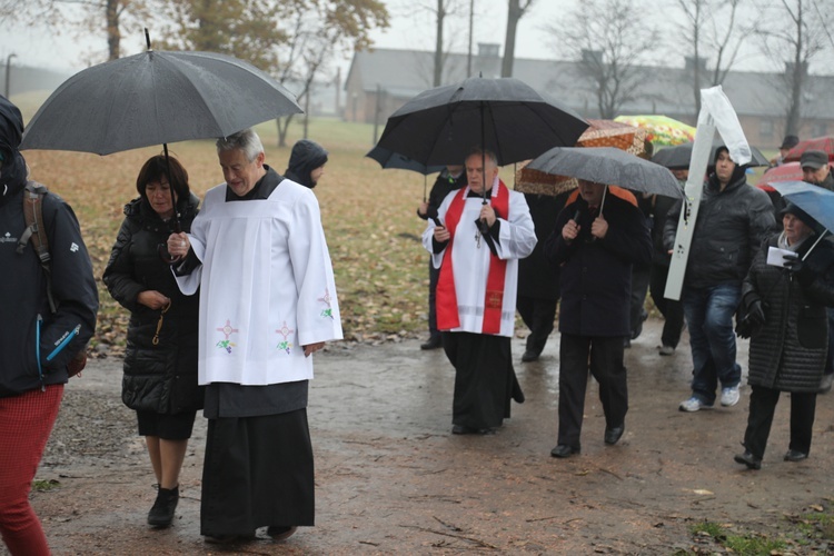 Z krzyżem przez były obóz zagłady Birkenau