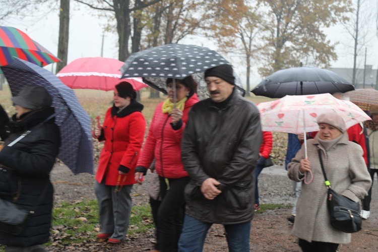 Z krzyżem przez były obóz zagłady Birkenau