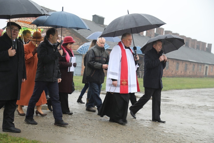 Z krzyżem przez były obóz zagłady Birkenau