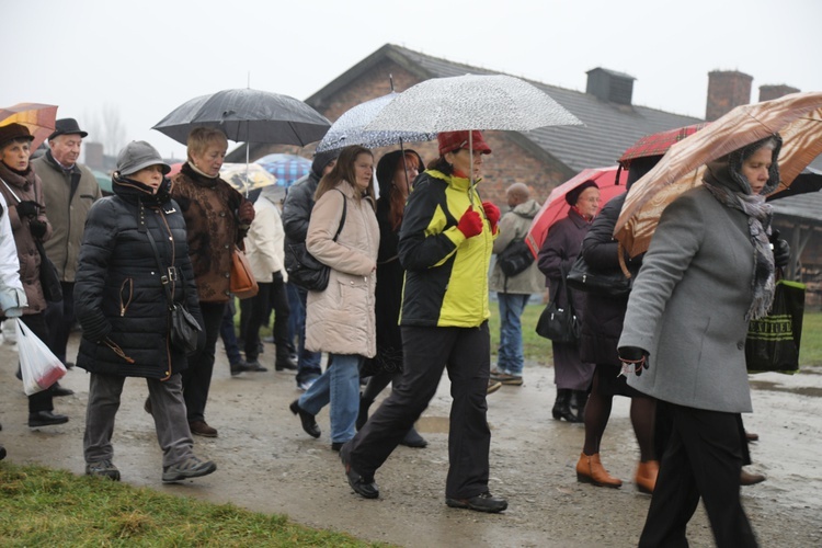 Z krzyżem przez były obóz zagłady Birkenau