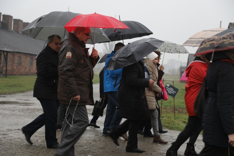 Z krzyżem przez były obóz zagłady Birkenau