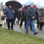 Z krzyżem przez były obóz zagłady Birkenau