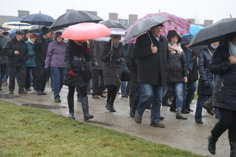 Z krzyżem przez były obóz zagłady Birkenau