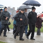 Z krzyżem przez były obóz zagłady Birkenau