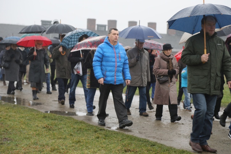 Z krzyżem przez były obóz zagłady Birkenau