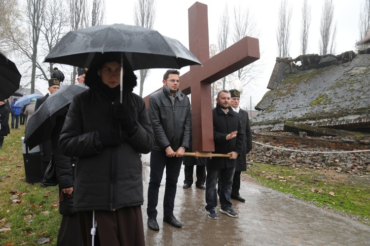 Z krzyżem przez były obóz zagłady Birkenau